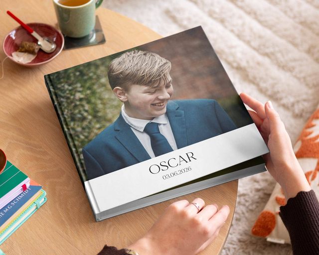 Åpnet fotobok for konfirmasjon med barnebilder