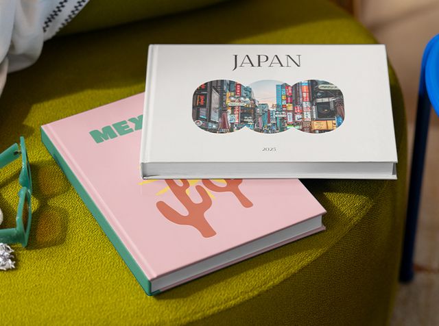To reisefotobøker som ligger på en stol