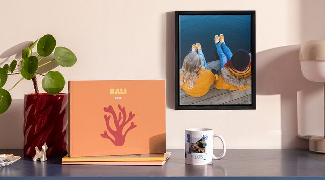 Personlige fotoprodukter fra fotoknudsen, inkludert fotobok, innrammet veggdekor og kopp med bilde.