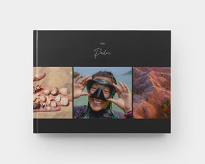 En lukket, liggende fotobok med hardt omslag og sommerbilder på omslaget