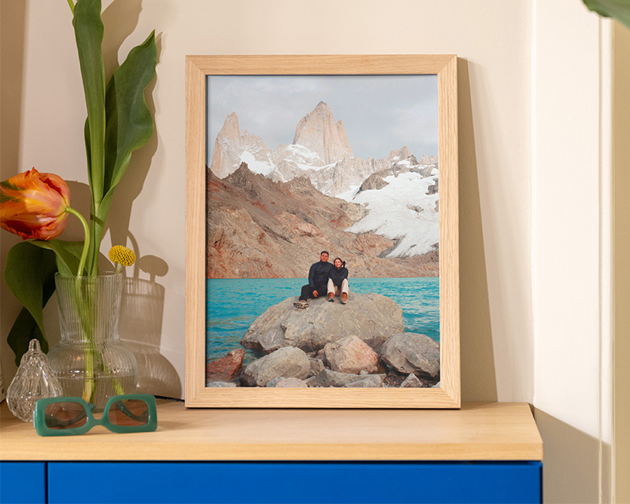 Innrammet landskapsbilde som lener seg på en trehylle