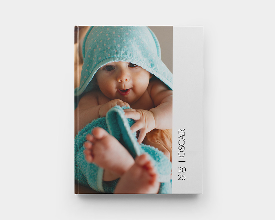 Stor portrettfotobok med baby på omslaget