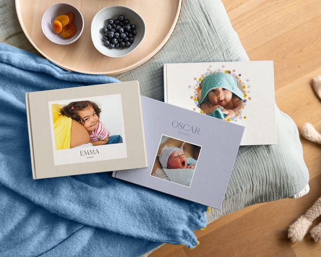 Personlige babyfotobøker med babybilder på omslagene.