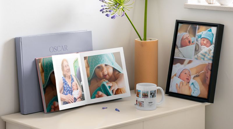 Personlige babygaver med fotobok og innrammet veggdekor
