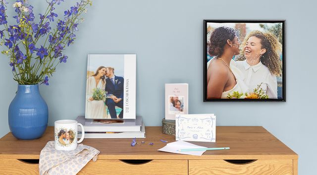 En samling av personlige bryllupsprodukter, inkludert fotobøker, fotokort og veggdekor.