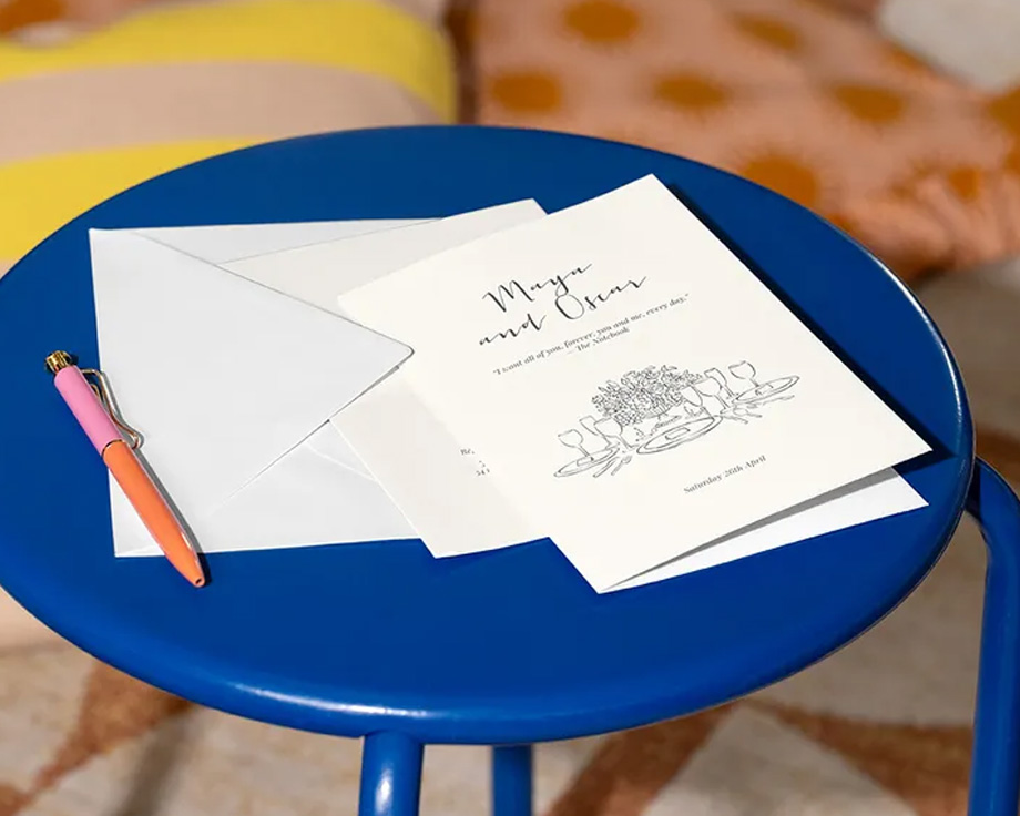 En samling personlige fotoknudsen-bryllupsinvitasjoner i ulike størrelser, som illustrerar ulike måter å presentere bryllupsteksten på.