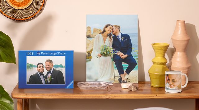 Personlige bryllupsgaver fra fotoknudsen: veggdekor, kopp med bilde og puslespill.