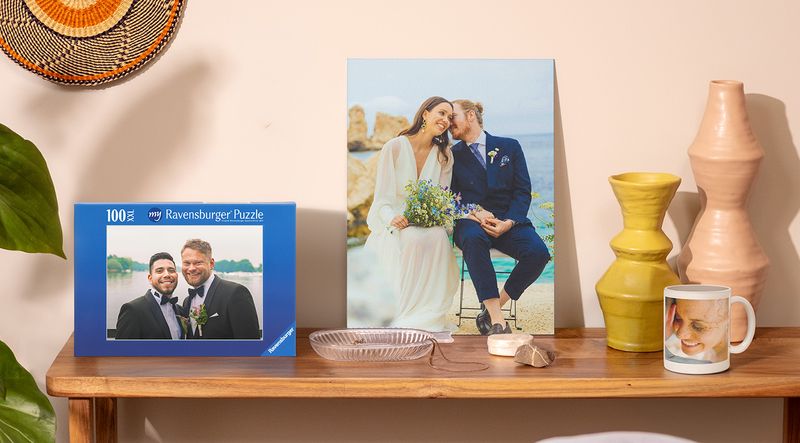 Personlige bryllupsgaver fra fotoknudsen: veggdekor, kopp med bilde og puslespill.