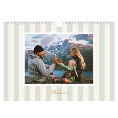 Fotokalender A4 — Skrift og striper [kalender-forside]