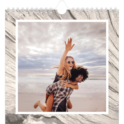 Månedskalender kvadratisk — Bakgrunn i bark [kalender-forside]