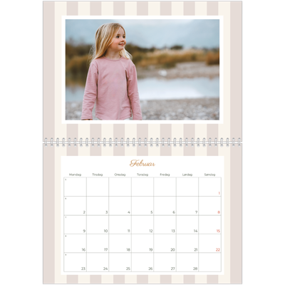 Fotokalender A4 dobbel (30 x 40 cm) — Skrift og striper [Februar]