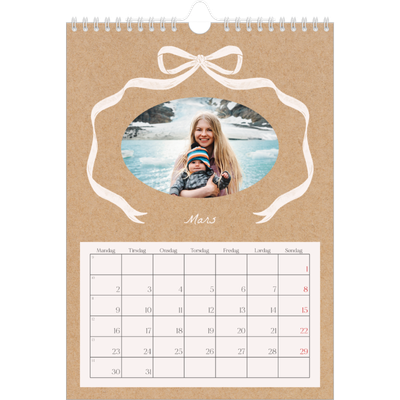 Fotokalender A4 (20 x 30 cm) — Ramme med sløyfe [Mars]