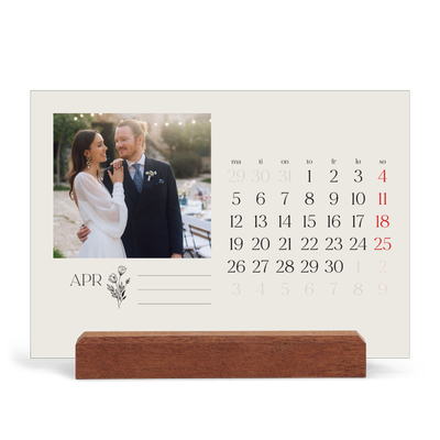 Bordkalender med trestativ - Liggende  — Initialer i blomst [April]