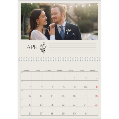 Fotokalender A4 dobbel (30 x 40 cm) — Initialer i blomst [April]