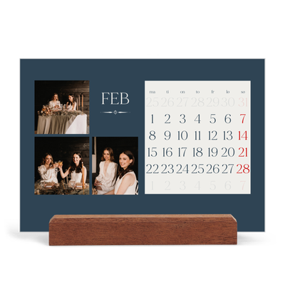 Bordkalender med trestativ - Liggende  — Skifer & seriffer [Februar]