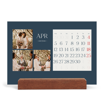 Bordkalender med trestativ - Liggende  — Skifer & seriffer [April]