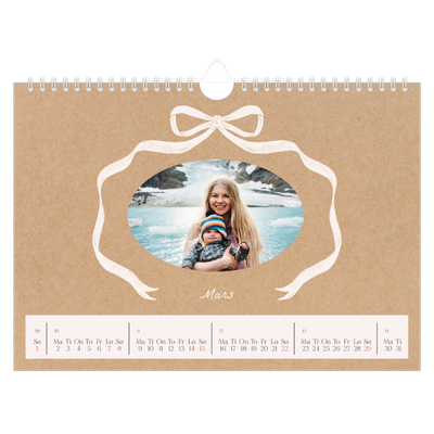 Fotokalender A4 — Ramme med sløyfe [Mars]