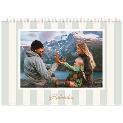 Fotokalender A4 dobbel (30 x 40 cm) — Skrift og striper [kalender-forside]