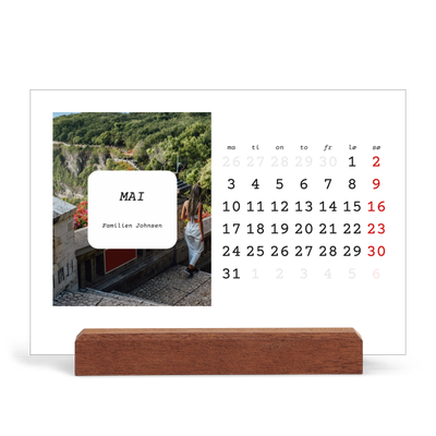 Bordkalender med trestativ - Liggende  — Den fulle historien [kalender-forside]