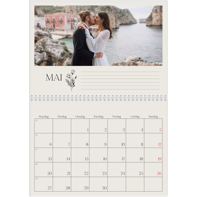 Fotokalender A4 dobbel (30 x 40 cm) — Initialer i blomst [Mai]