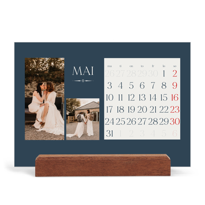 Bordkalender med trestativ - Liggende  — Skifer & seriffer [kalender-forside]