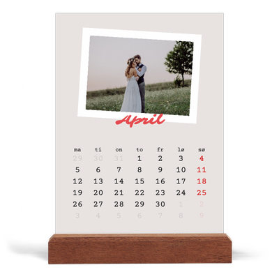 Bordkalender med trestativ - Stående — Signert trykk [April]
