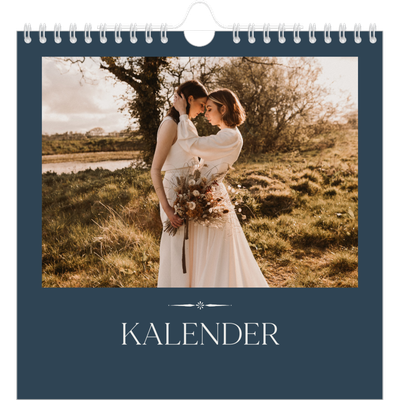 Månedskalender kvadratisk — Skifer & seriffer [kalender-forside]