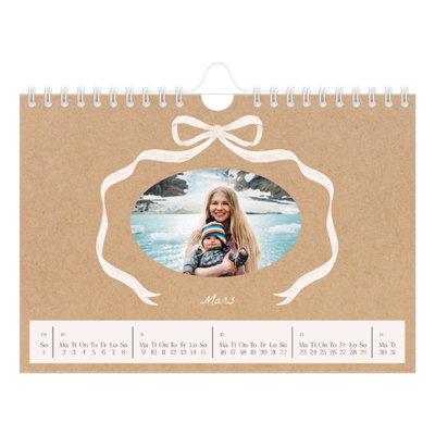 Fotokalender A5 — Ramme med sløyfe [Mars]
