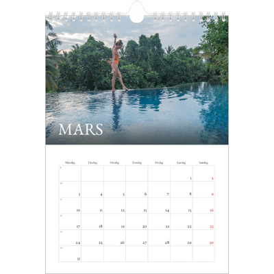 Fotokalender A4 (20 x 30 cm) — Enkel serif-font [Mars]
