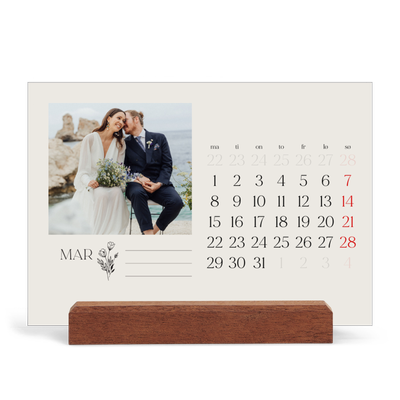 Bordkalender med trestativ - Liggende  — Initialer i blomst [Mars]