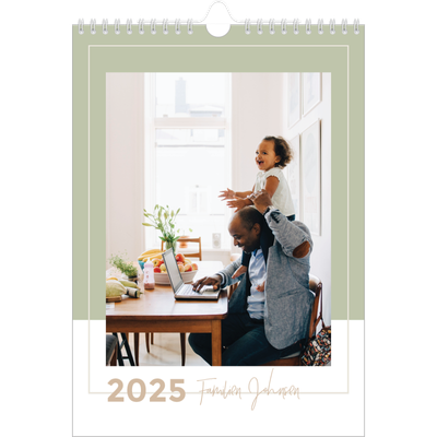 A4 Familieplanleggere — Familieplanlegger i jordfarger - Familie på 3 [kalender-forside]