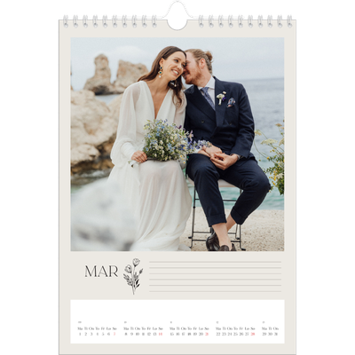 Fotokalender A4 (20 x 30 cm) — Initialer i blomst [Mars]