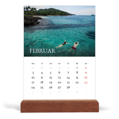 Bordkalender med trestativ - Stående — Enkel serif-font [Februar]
