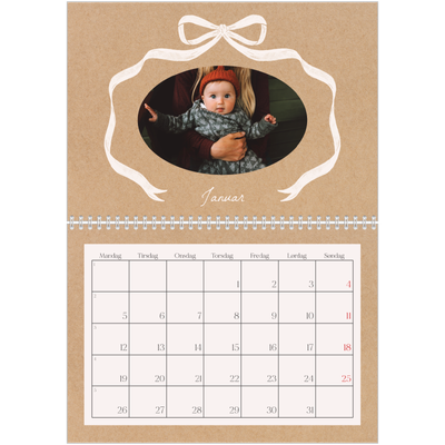 Fotokalender A4 dobbel (30 x 40 cm) — Ramme med sløyfe [productPages.calendar.imageAltTags.january]