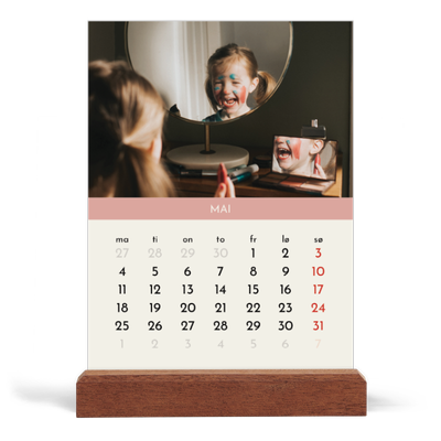 Bordkalender med trestativ - Stående — Pastellkapitler [kalender-forside]