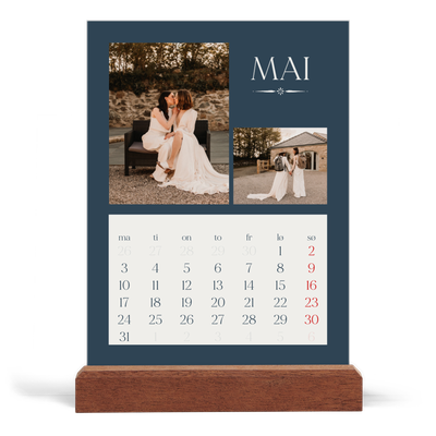 Bordkalender med trestativ - Stående — Skifer & seriffer [kalender-forside]