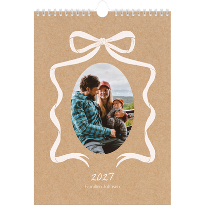 Fotokalender A4 (20 x 30 cm) — Ramme med sløyfe [kalender-forside]