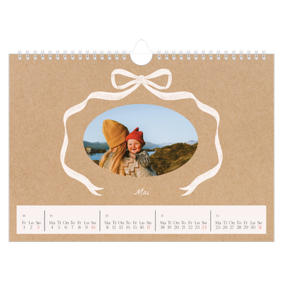 Fotokalender A4 — Ramme med sløyfe [kalender-forside]