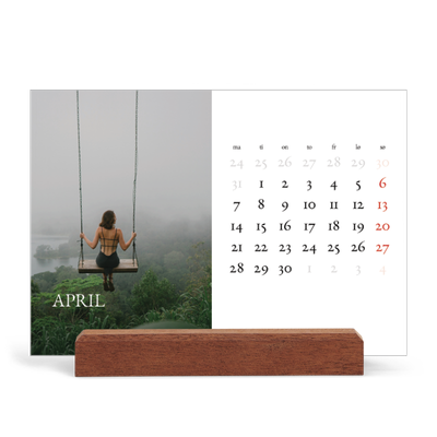 Bordkalender med trestativ - Liggende  — Enkel serif-font [April]