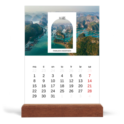 Bordkalender med trestativ - Stående — Den åpne buen [Mars]