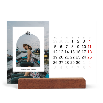 Bordkalender med trestativ - Liggende  — Den åpne buen [April]