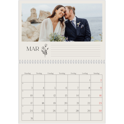 Fotokalender A4 dobbel (30 x 40 cm) — Initialer i blomst [Mars]