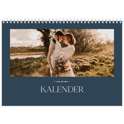 Fotokalender A4 dobbel (30 x 40 cm) — Skifer & seriffer [kalender-forside]