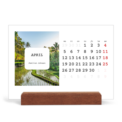 Bordkalender med trestativ - Liggende  — Den fulle historien [April]