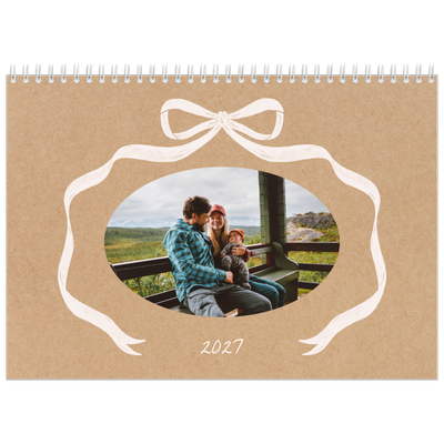 Fotokalender A4 dobbel (30 x 40 cm) — Ramme med sløyfe [kalender-forside]