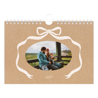 Fotokalender A5 — Ramme med sløyfe [kalender-forside]